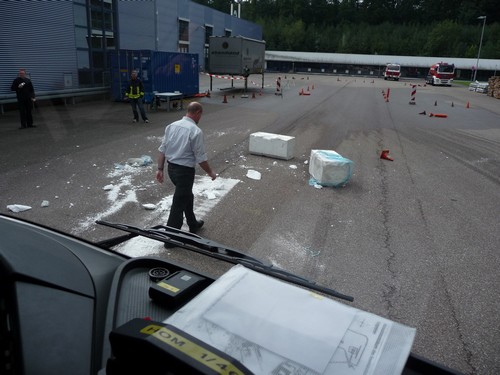 Blick aus Feuerwehrfarhzeug, das zu spät bremste und die Styropor-Quader umstieß